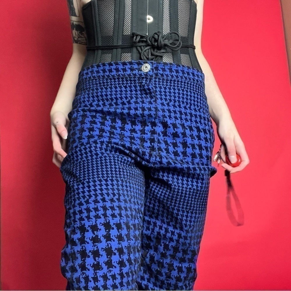 Blue and black almost houndstooth patterned 
jeans 💙🖤​​​​​​​​​​​​​​​​​​​​​​​​